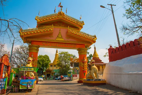 Puerta dorada junto a la carretera. Sagaing, Myanmar — Foto de Stock