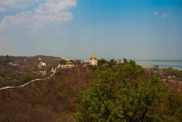 Blick auf die Kleinstadt sagaing, myanmar — Stockfoto