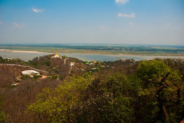 Vista da pequena cidade de Sagaing, Mianmar — Fotografia de Stock