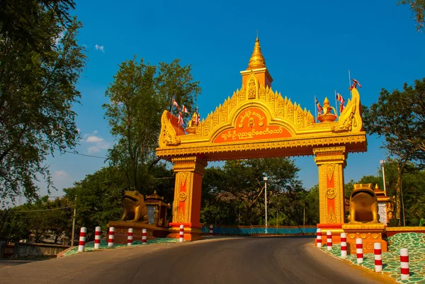 Golden gate vid vägen. Sagaing, Myanmar — Stockfoto