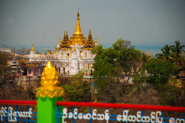 Buddhista Pagoda egy kisvárosban Sagaing, Mianmar — Stock Fotó