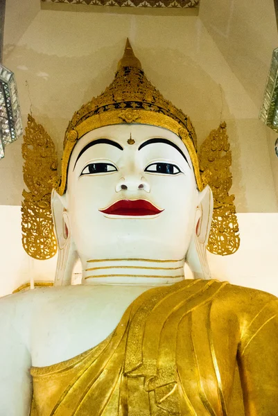 Огромная статуя сидящей Буббы в интерьере храма. Пагода. Амарапура, Мьянма. Бирма . — стоковое фото