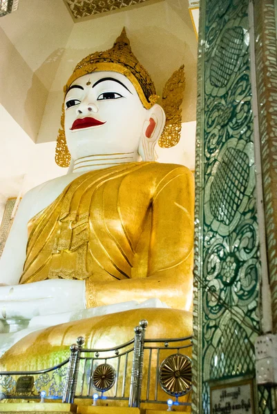 Une énorme statue d'une Bubba assise à l'intérieur du temple. Pagode. Amarapura, Myanmar. Birmanie . — Photo