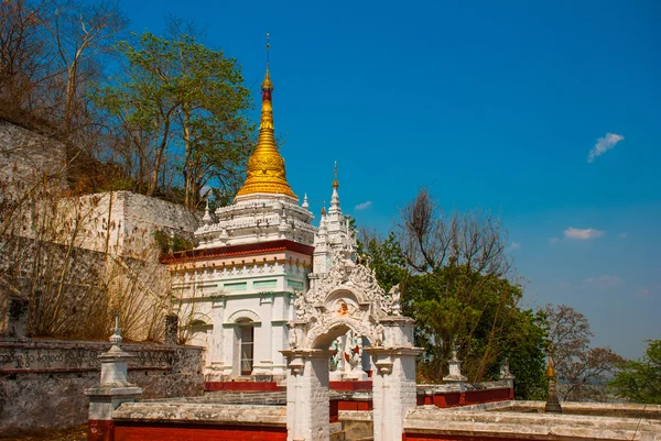 Boeddhistische Pagode in een kleine stad Sagaing, Myanmar — Stockfoto