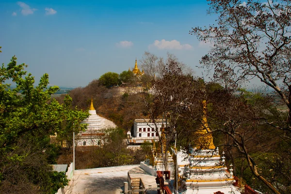 Вид на небольшой городок Сининг, Мьянма — стоковое фото