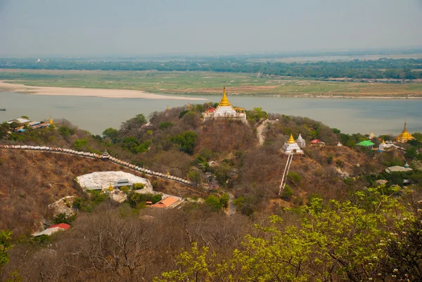 Vista da pequena cidade de Sagaing, Mianmar — Fotografia de Stock