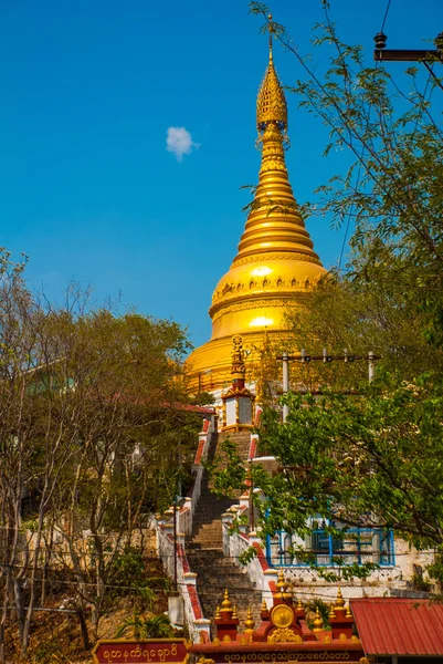 Estupa dorada en una pequeña ciudad Sagaing, Myanmar — Foto de Stock