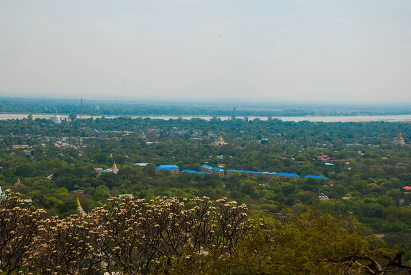 Vista da pequena cidade de Sagaing, Mianmar — Fotografia de Stock