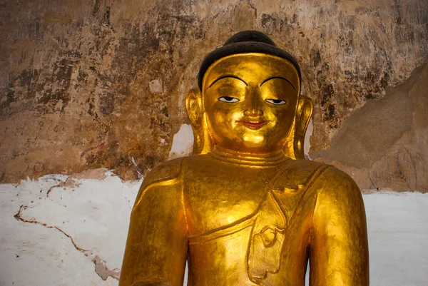 Zlatá socha Sedící Buddha v chrámu v Bagan, Myanmar — Stock fotografie