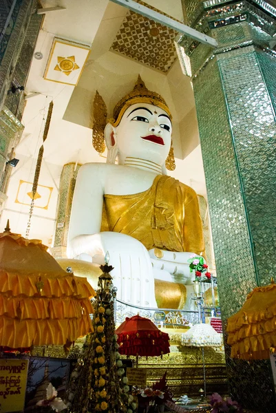 A huge statue of a sitting Bubba in the interior of the temple. Pagoda. Amarapura, Myanmar. Burma. — Stock Photo, Image