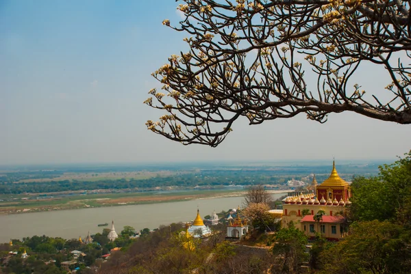 Vista da pequena cidade de Sagaing, Mianmar — Fotografia de Stock