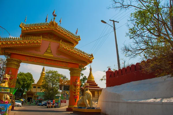Golden gate karayolu ile. Sagaing, Myanmar