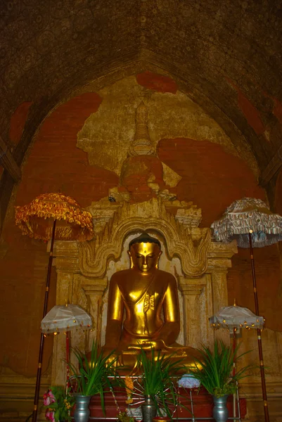 Statue d'un Bouddha assis en or dans le temple de Bagan, au Myanmar. Birmanie — Photo