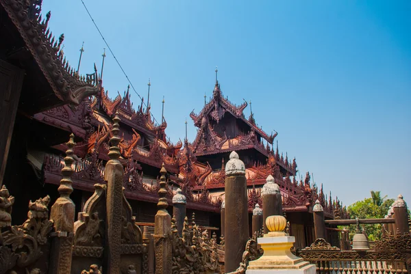 Shwe In Bin Kyaung - деревянный тиковый монастырь в Мандалае, Мьянма — стоковое фото