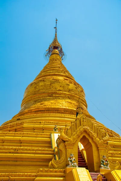 Goldene Stupa. Kuthodaw Pagode in Mandalay, Myanmar. Burma. — Stockfoto
