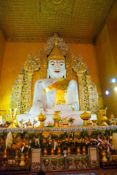 Uma estátua enorme de um Bubba sentado é feita de um único pedaço de mármore. Interior. Mandalay, Myanmar — Fotografia de Stock