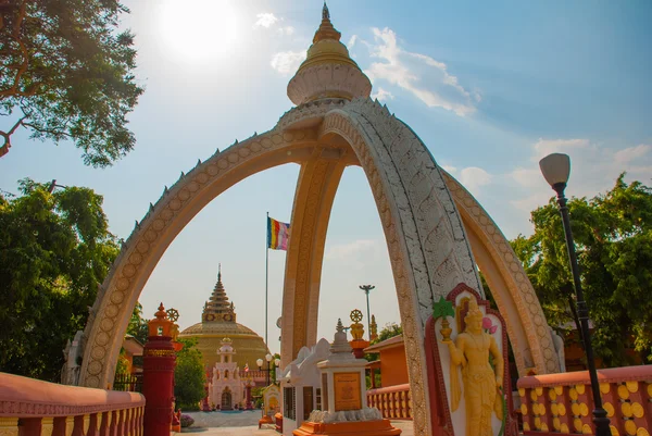 Pagoda budista en una pequeña ciudad Sagaing, Myanmar — Foto de Stock