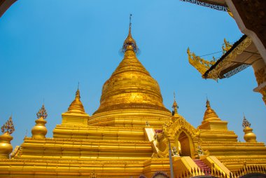 Altın stupa. Mandalay, Myanmar Kuthodaw Pagoda. Burma.
