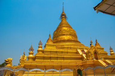 Altın stupa. Mandalay, Myanmar Kuthodaw Pagoda. Burma.