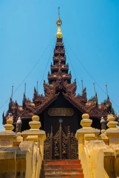 Shwe w bin kyaung to drewna tekowego klasztor w Mandalaj, myanmar — Zdjęcie stockowe