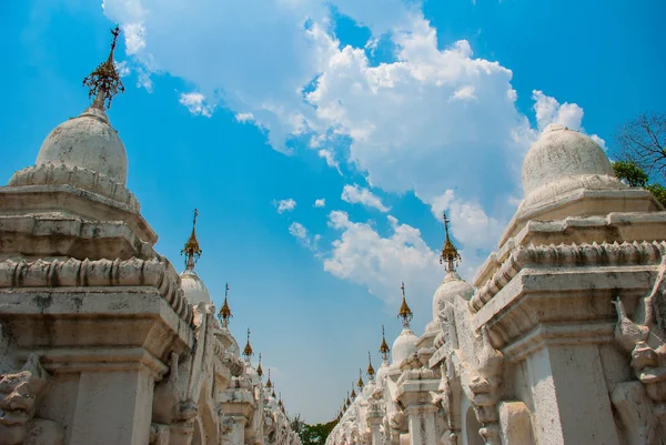 Kuthodaw Pagoda in Mandalay, Myanmar. Burma. — Stock Photo, Image