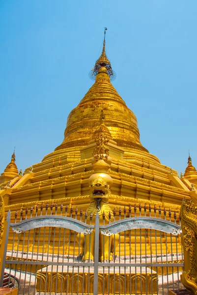 Złota stupa. Kuthodaw Pagoda w Mandalaj, Myanmar. Birmy. — Zdjęcie stockowe