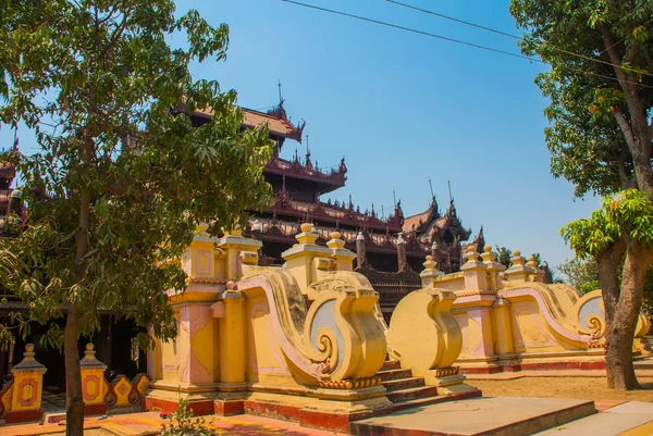 Shwe v bin kyaung je dřevěná teak klášter v mandalay, myanmar — Stock fotografie