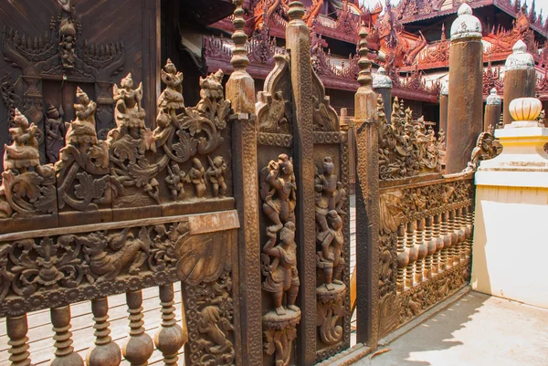 Shwe In Bin Kyaung est un monastère de teck en bois à Mandalay, Myanmar — Photo