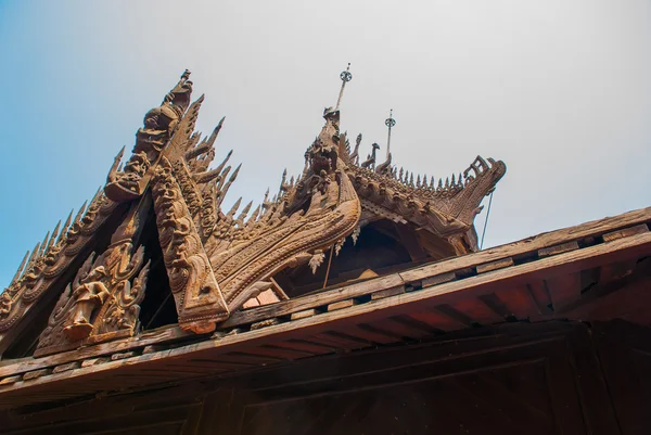 Shwe in bin kyaung is houten teak klooster in mandalay, myanmar — Stockfoto