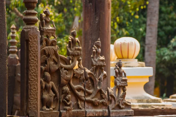 Shwe i bin kyaung är trä teak kloster i mandalay, myanmar — Stockfoto