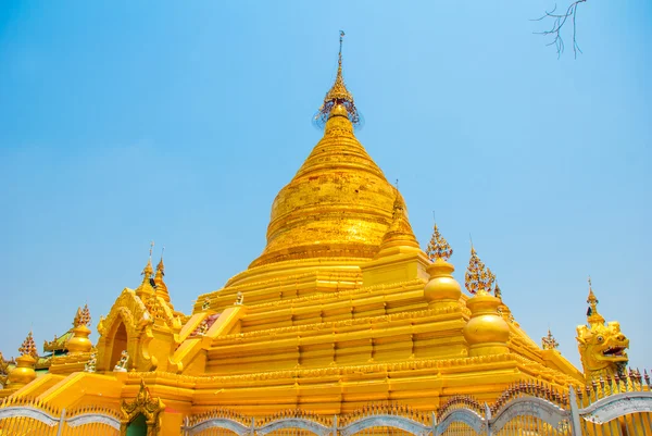 Złota stupa. Kuthodaw Pagoda w Mandalaj, Myanmar. Birmy. — Zdjęcie stockowe