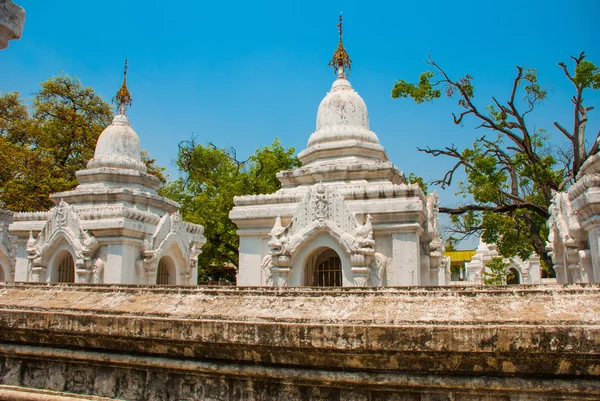 Kuthodaw Pagoda w Mandalaj, Myanmar. Birmy. — Zdjęcie stockowe