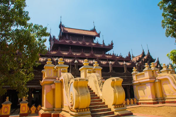 Shwe v bin kyaung je dřevěná teak klášter v mandalay, myanmar — Stock fotografie