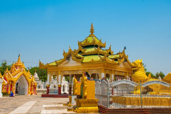 Kuthodaw pagode in Mandalay, Myanmar. Birma. — Stockfoto