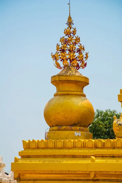 Un jarrón dorado. Pagoda Kuthodaw en Mandalay, Myanmar. Birmania . — Foto de Stock