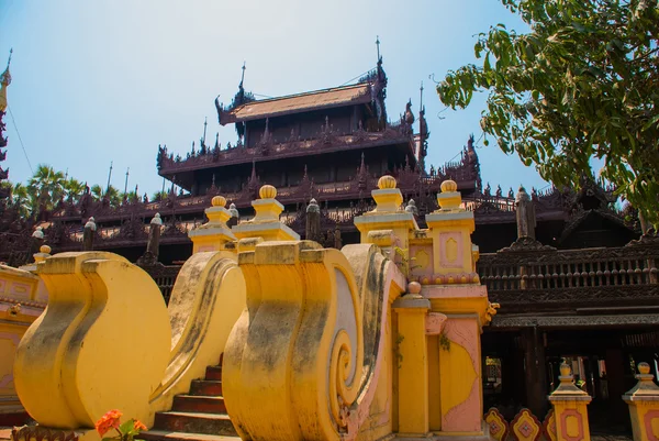 Shwe w bin kyaung to drewna tekowego klasztor w Mandalaj, myanmar — Zdjęcie stockowe