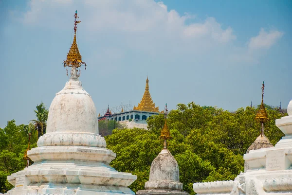 Wzgórza Mandalaj. Kuthodaw Pagoda w Mandalaj, Myanmar. Birmy. — Zdjęcie stockowe