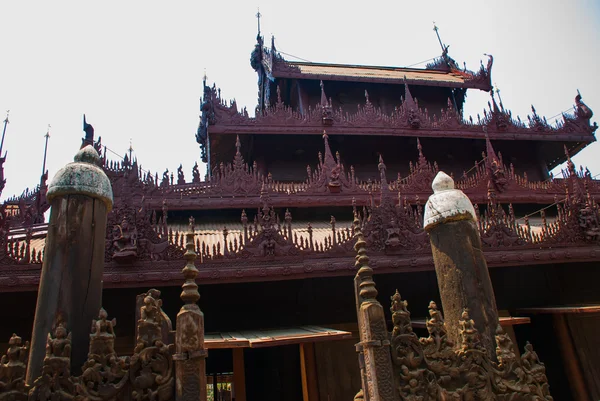 Shwe In Bin Kyaung - деревянный тиковый монастырь в Мандалае, Мьянма — стоковое фото