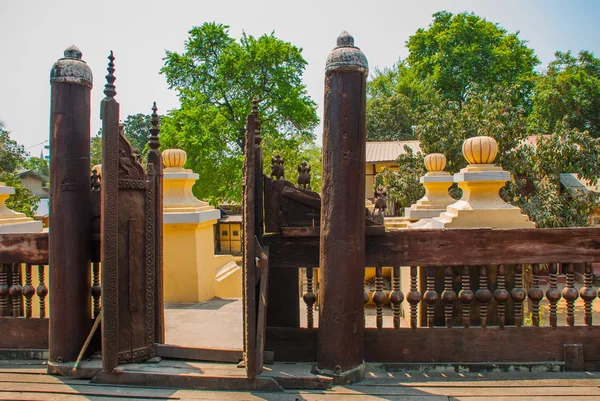 Shwe In Bin Kyaung es un monasterio de teca de madera en Mandalay, Myanmar —  Fotos de Stock