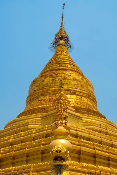 Złota stupa. Kuthodaw Pagoda w Mandalaj, Myanmar. Birmy. — Zdjęcie stockowe