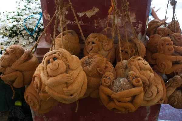 Το αναμνηστικό είναι κατασκευασμένο από καρύδα. Μαϊμού. Μιανμάρ. Βιρμανία. — Φωτογραφία Αρχείου