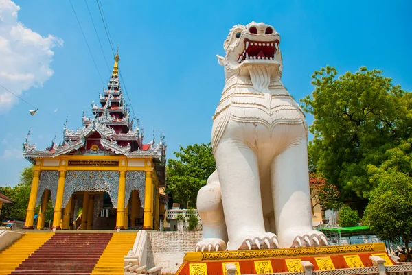 Chinesisch. Der Eingang ist mit riesigen Statuen von Tieren, Mandalay, Myanmar geschmückt — Stockfoto