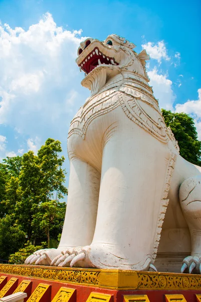 Chinthe. L'ingresso è ornato da enormi statue di animali, Mandalay, Myanmar — Foto Stock