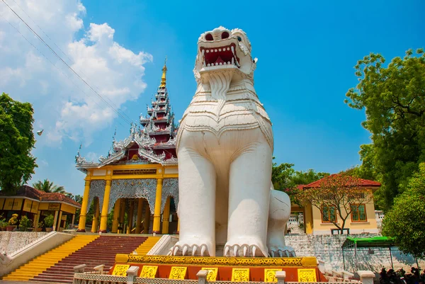 され。入り口は、マンダレー、ミャンマーの動物の巨大な像で飾られています。 — ストック写真
