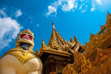 Büyük hayvan heykelleri ile giriş. Shwedagon Selami pagoda. Yangon, Myanmar