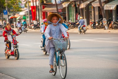 Büyük trafik, motosiklet bir sürü yoIda. Nha Trang, Vietnam.