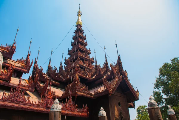 Shwe w bin kyaung to drewna tekowego klasztor w Mandalaj, myanmar — Zdjęcie stockowe