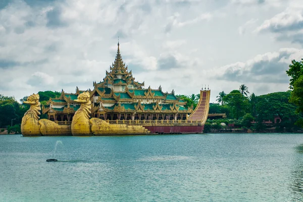 Gold Karaweik Palace, Yangon, Myanmar. Birmânia — Fotografia de Stock