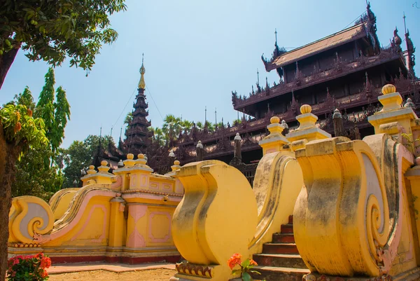 Shwe in bin kyaung is houten teak klooster in mandalay, myanmar — Stockfoto