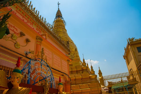 Buddhistiska pagoden i en liten stad Sagaing, Myanmar — Stockfoto